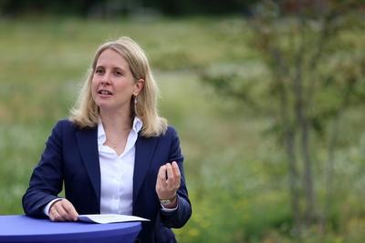 Verena Hubertz ?bergibt F?rderscheck in Potsdam-stock-foto