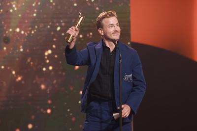 Deutscher Filmpreis 2023 BESTE MÄNNLICHE NEBENROLLE Gewinner Albrecht Schuch bei der Verleihung der Lola - Deutscher Fil-stock-photo