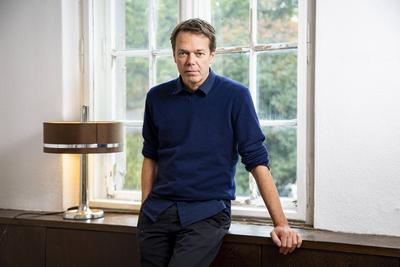 Regisseur Hans Christian Schmid posiert fuer ein Bild in der R?umen der 23/5 Filmproduktion in Berlin am 18. Oktober 202-stock-foto