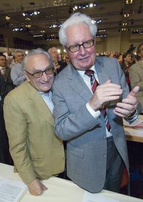 Egon Bahr, Hans-Jochen Vogel, SPD Parteitag DEU, Berlin, 31.08.2005 Egon Bahr und Hans-Jochen Vogel, ehemaliger Parteiv-stock-photo