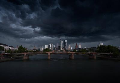 Unwetter ?ber der Frankfurter Skyline-stock-foto