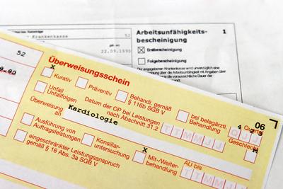 Ueberweisung an die Kardiologie, Symbolbild referral to cardiology, symbol image BLWS714347 *** Bank transfer to the Car-stock-foto