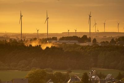 Atemberaubendes Naturschauspiel im Erzgebirge. Das Unwettertief ?ber Deutschland geht anscheinend die Puste aus - die er-stock-foto