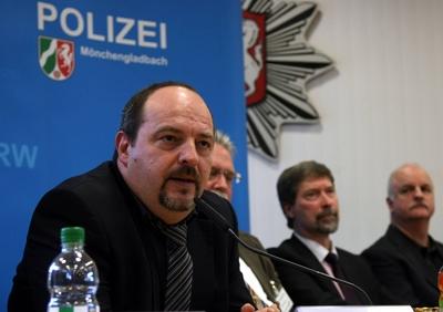 Bildnummer: 54877204  Datum: 28.01.2011  Copyright: imago/Reichwein28.01.2011, M?nchengladbach, Pressekonferenz der Polizei M?nchengladbach zum Fall Mirco. Ingo Thiel (Leiter SOKO Mirco), Willy Theve?en (Pressesprecher Polizei), Hans-Hermann Tirre (Polizeipr?sident), Ulrich Flocken (Leiter Direktion Kriminalit?t) Gesellschaft GER Kriminalit?t Verbrechen Kind vermisst Sexualverbrechen People kbdig xub 2011 quer Bildnummer 54877204 Date 28 01 2011 Copyright Imago Reichwein 28 01 2011 Moenchengladbach Press conference the Police Moenchengladbach to Case Mirco Ingo Thiel Leader SoKo Mirco Willy Theve?en Spokesman Police Hans Hermann  Police President Ulrich Flakes Leader Directorate Crime Society ger Crime Crime Child missing Sexual crimes Celebrities Kbdig  2011 horizontal-stock-foto