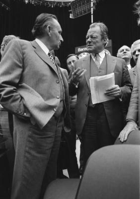 Bundeskanzler Willy Brandt (re., Deutschland/SPD) neben Egon Bahr (li., Deutschland/SPD/Staatssekret?r im Bundeskanzler-stock-foto