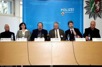 Bildnummer: 54877195  Datum: 28.01.2011  Copyright: imago/Reichwein28.01.2011, M?nchengladbach, Pressekonferenz der Polizei M?nchengladbach zum Fall Mirco. v.l.: Hans-Dieter Menden (Staatsanwaltschaft Krefeld), Silke Naumann (Staatsanwaltschaft Krefeld), Ingo Thiel (Leiter SOKO Mirco), Willy Theve?en (Pressesprecher Polizei), Hans-Hermann Tirre (Polizeipr?sident), Ulrich Flocken (Leiter Direktion Kriminalit?t) Gesellschaft GER Kriminalit?t Verbrechen Kind vermisst Sexualverbrechen People kbdig xub 2011 quer Bildnummer 54877195 Date 28 01 2011 Copyright Imago Reichwein 28 01 2011 Moenchengladbach Press conference the Police Moenchengladbach to Case Mirco V l Hans Dieter Menden Prosecutor Krefeld Silke Naumann Prosecutor Krefeld Ingo Thiel Leader SoKo Mirco Willy Theve?en Spokesman Police Hans Hermann  Police President Ulrich Flakes Leader Directorate Crime Society ger Crime Crime Child missing Sexual crimes Celebrities Kbdig  2011 horizontal-stock-foto