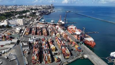 ship docked at the port salvador, bahia, brazil - september 25, 2024: aerial view of a ship moored in the port of the ci-stock-foto