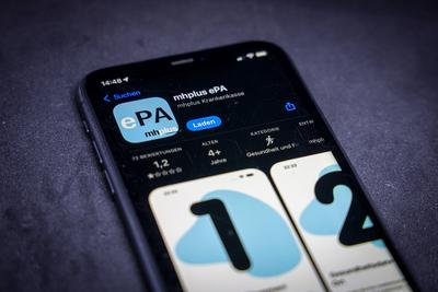 Apple App Store auf einem iPhone. Elektronische Patientenakte. - mhplus ePA // 05.12.2024 *** Apple App Store on an iPho-stock-foto