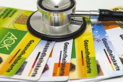Gesundheitswesen und Krankenkasse mit Gesundheitskarte-stock-foto