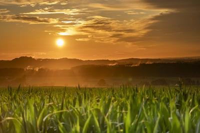 Atemberaubendes Naturschauspiel im Erzgebirge. Das Unwettertief ?ber Deutschland geht anscheinend die Puste aus - die er-stock-foto
