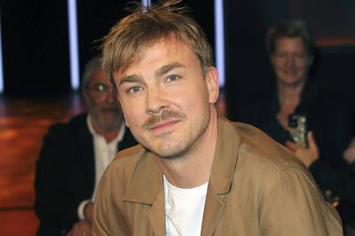 Albrecht Schuch bei der Aufzeichnung der NDR Talk Show im NDR Fernsehstudio Lokstedt. Hamburg, 02.12.20.22 *** Albrecht-stock-foto