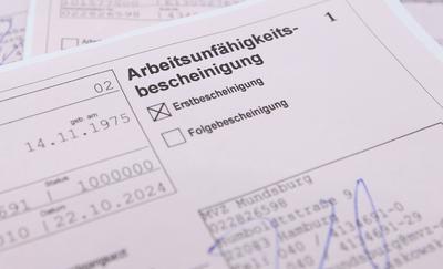 Eine Arbeitsunf?higkeitsbescheinigung liegt auf einem Tisch. Symbolbild/Symbolfoto. Schnelsen Hamburg *** A certificate-stock-foto