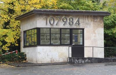 Bildnummer: 59856662  Datum: 31.10.2008  Copyright: imago/epdDer Wollheim-Pavillon auf dem Gel?nde des ehemaligen I.G. Farben-Hauses, dem heutigen Campus Westend der Frankfurter Goethe-Universit?t. Nach mehrj?hriger Planung wird am 2. November hier das Norbert Wollheim Memorial er?ffnet. Der von dem Offenbacher Kunstprofessor Heiner Blum gestaltete Gedenkort ist nach Norbert Wollheim (1913-1998) benannt. Er war ?berlebender des 1942 von der Interessengemeinschaft Farbenindustrie AG (IG Farben) und der SS errichteten Konzentrationslagers Buna-Monowitz. Wollheim beteiligte sich nach dem Krieg aktiv am Wiederaufbau des j?dischen Lebens und begr?ndete den Zentralrat der Juden in Deutschland mit. Das ehemalige IG-Farben-Hochhaus wird inzwischen von der Universit?t genutzt. (Siehe epd-Bericht vom 31.10.08) DER ABDRUCK DES EPD-FOTOS IST HONORARPFLICHTIG! Wollheim-Memorial soll an NS-Verstrickung der IG Farben erinnern xdp x0x 02 2008 quer Geschichte Juden Nationalsozialismus Politik Holocaust: Gedenkst?tten Religionen Judentum Europa Deutschland Hessen Frankfurt am Main  59856662 Date 31 10 2008 Copyright Imago epd the  Pavilion on the Centre the former I G Colours House the today Campus Westend the Frankfurt Goethe University after several years Planning will at 2 November here the Norbert  Memorial opens the from the Offenbacher Art professor Heiner Blum designed Memorial is after Norbert  1913 1998 named he was Survivor the 1942 from the Community of interest Paint industry AG IG Colours and the SS built Concentration camp Buna Monowitz  Participating to after the War active at Reconstruction the Jewish Life and  the Central the Jews in Germany with the former IG Colours Skyscraper will now from the University used See epd Report of 31 10 08 the Imprint the epd Photos is   Memorial should to NS Entanglement the IG Colours remember XDP x0x 02 2008 horizontal History Jews National Socialism politics Holocaust Memorials Religions Judaism Europe Germany Hesse Frankfurt at Main-stock-foto