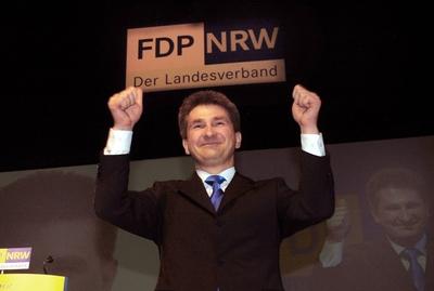 Bildnummer: 51217182  Datum: 29.04.2006  Copyright: imago/sepp spieglAndreas Pinkwart (GER/FDP/Landesvorsitzender Nordrhein-Westfalen) beim Landesparteitag der FDP in Wuppertal, Personen , optimistisch; 2006, Wuppertal, Politiker, Landespolitik, Landesregierung, Landesparteitage, Parteitag, Parteitage, Schriftzug, NRW Der Landesverband, Gestik Jubel; , quer, Kbdig, Einzelbild, close, Parteien, Politik, Deutschland, Randbild, People-stock-foto