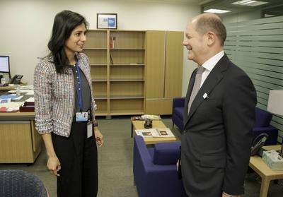 Bundesfinanzminister Olaf Scholz SPD trifft Gita Gopinath Chefoekonomin des IWF Bundesfinanzmin-stock-foto