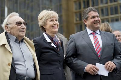 Der ehemalige Bundesminister fuer wirtschaftliche Zusammenarbeit, Egon Bahr, Verlegerin Friede Springer und Sigmar Gabr-stock-foto