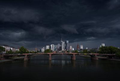 Unwetter ?ber der Frankfurter Skyline-stock-foto