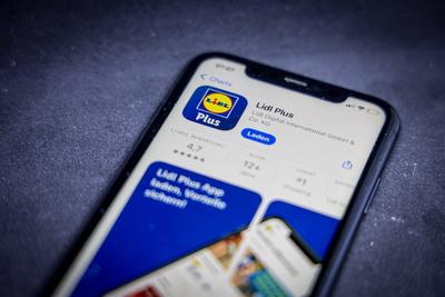 Apple App Store auf einem iPhone. Apps-Charts (gratis). Lidl Plus. // 20.03.2025 *** Apple App Store on an iPhone Apps C-stock-foto