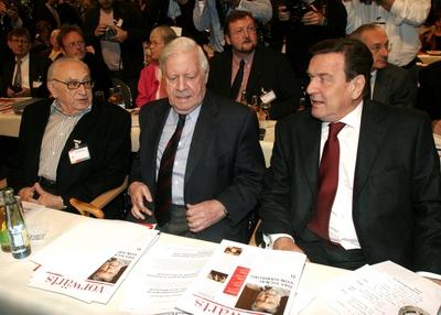 V l n r Egon Bahr GER SPD Helmut Schmidt GER SPD und Gerhard Schr?der GER SPD anl??lich des-stock-foto