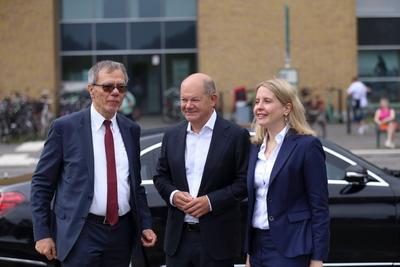 Verena Hubertz ?bergibt F?rderscheck in Potsdam-stock-foto