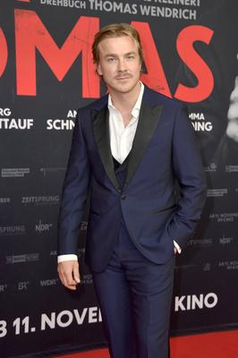 Albrecht Schuch bei der Premiere des Kinofilms Lieber Thomas im Kino International. Berlin, 03.11.2021 *** Albrecht Sch-stock-foto