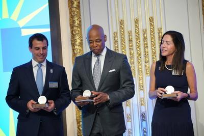 Nyc mayor adams rings nyse opening bell with fifa ny/nj host committee.-stock-foto