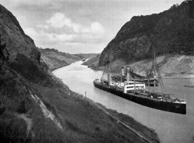 The Canal in use ; USS Kentuckian passing Cucaracha Slide , Panama 24 January 1915 Mono Book Illustration !AUFNAHMEDATUM-stock-foto