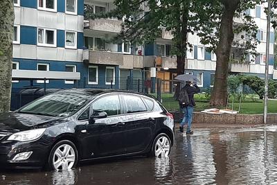 ?berfluten Stra?e nach stark Regen in Nordesrtedt Norderstedt Herold Center Schleswig-Holstein Deutschland *** Flooding-stock-foto