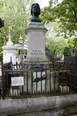 Grab von Honore De Balzac mit Statue Friedhof Pere Lachaise Paris 17 06 2016 LeaBarbe Panoram-stock-foto