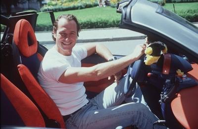 Bildnummer: 56901173  Datum: 25.07.2000  Copyright: imago/teutopressMarkus Kn?fken (Schauspieler) 07/00 k?ck Mann Schauspiel TV Fernsehen dunkelhaarig kurzhaarig leger T-Shirt wei? Jeans sitzend draussen Stra?e Auto Cabrio Cabriolet am Steuer halb quer strahlend l?chelnd Hand am Lenkrad Fototermin Es geht nicht nur um Sex (SAT.1) am 25.07.2000 in M?nchen People Shooting x0x xsk 2000 quer Aufmacher  56901173 Date 25 07 2000 Copyright Imago  Markus Kn?fken Actor 07 00 K?ck Man Acting TV Television dark haired short casual T Shirt white Jeans seated outside Road Car Convertible Convertible at Tax half horizontal radiant smiling Hand at Steering wheel Photo call it is not only to Sex SAT 1 at 25 07 2000 in Munich Celebrities Shooting x0x xSK 2000 horizontal Highlight-stock-foto