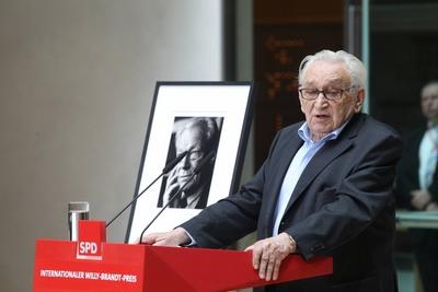 Egon Bahr bei der Verleihung 3. Internationaler Willy Brandt Preis im Willy-Brandt-Haus am 11.04.14 in Berlin Aung San-stock-foto