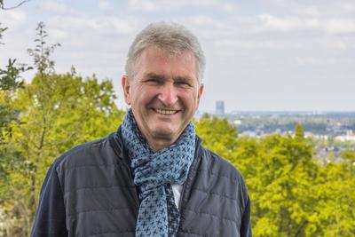 Prof. Dr. Andreas Pinkwart, FDP beim Spaziergang mit B?rgern und Parteimitglieder auf dem Rodderberg in Wachtberg bei B-stock-photo