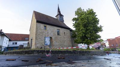 Blitzeinschlag in Nikolauskapelle - Kirchturm einsturzgef?hrdet-stock-foto