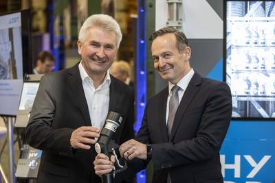 20.04.2022 , Duisburg , Bundesverkehrsminister Dr. Volker Wissing und Prof. Dr. Andreas Pinkwart, Minister f?r Wirtschaf-stock-foto