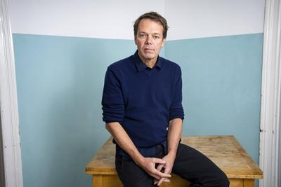 Regisseur Hans Christian Schmid posiert fuer ein Bild in der R?umen der 23/5 Filmproduktion in Berlin am 18. Oktober 202-stock-foto