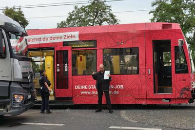 Aktuell: Verkehrsunfall, Koeln, Strasenbahn, LKW, 2.07.2025-stock-foto