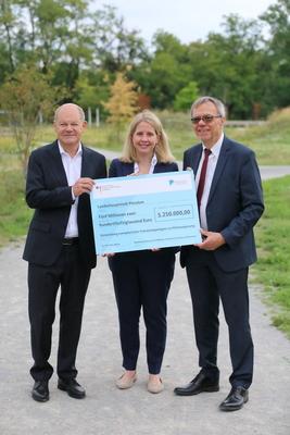 Verena Hubertz ?bergibt F?rderscheck in Potsdam-stock-foto