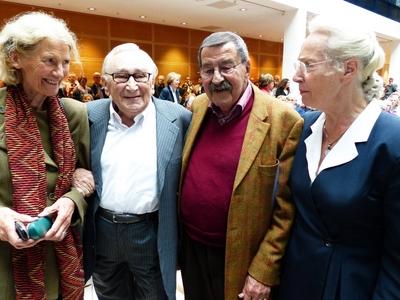 Berlin G?nter GRASS 2 v rechts Literaturnobelpreistr?ger Egon BAHR links mit Ute GRASS und Ad-stock-foto