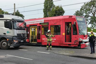 Aktuell: Verkehrsunfall, Koeln, Strasenbahn, LKW, 2.07.2025-stock-foto