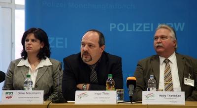 Bildnummer: 54877200  Datum: 28.01.2011  Copyright: imago/Reichwein28.01.2011, M?nchengladbach, Pressekonferenz der Polizei M?nchengladbach zum Fall Mirco. v.l.: Silke Naumann (Staatsanwaltschaft Krefeld), Ingo Thiel (Leiter SOKO Mirco), Willy Theve?en (Pressesprecher Polizei) Gesellschaft GER Kriminalit?t Verbrechen Kind vermisst Sexualverbrechen People kbdig xub 2011 quer Bildnummer 54877200 Date 28 01 2011 Copyright Imago Reichwein 28 01 2011 Moenchengladbach Press conference the Police Moenchengladbach to Case Mirco V l Silke Naumann Prosecutor Krefeld Ingo Thiel Leader SoKo Mirco Willy Theve?en Spokesman Police Society ger Crime Crime Child missing Sexual crimes Celebrities Kbdig  2011 horizontal-stock-foto
