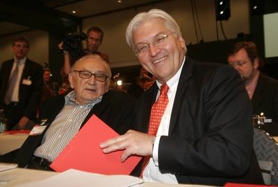 Bildnummer: 52186823  Datum: 26.10.2007  Copyright: imago/Sven SimonEgon Bahr (li.) zusammen mit Bundesau?enminister Frank-Walter Steinmeier (beide GER/SPD) anl?sslich des SPD-Bundesparteitages in Hamburg, Personen; 2007, Hamburg, Parteitag, Parteitage, Bundesparteitag, Bundespolitik, Politiker, Bundesregierung, Au?enminister; , quer, Kbdig, Gruppenbild, Parteien, Politik, Deutschland, Randbild, People-stock-foto