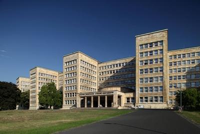 Bildnummer: 53574285  Datum: 31.08.2009  Copyright: imago/Hoch Zwei StockFrankfurt, Frankfurter, Hessen, Deutschland, Europa, Rhein-Main-Gebiet, Johann Wolfgang Goethe Universit?t, Uni, Unis, Universit?ten, Bildung, Hochschule, Hochschulen, Bildungswesen, Hochschulwesen, Campus, university, school, architecture, Geb?ude, Haus, Tagaufnahme, tags?ber, Poelzig-Bau, ehem. I.G.-Farben Geb?ude, Bildung,  hochzweistock Reisen Europa Deutschland kbdig xng 2009 quer Highlight o0 Geb?ude au?en Au?enansichtBildnummer 53574285 Date 31 08 2009 Copyright Imago vertical Two Stick Frankfurt Frankfurt Hesse Germany Europe Rhine Main Area Johann Wolfgang Goethe University Univ Unis Universities Education College Universities Education Higher Education Campus University School Architecture Building House Tagaufnahme during the day Poelzig Construction Tech I G Colours Building Education hochzweistock Travel Europe Germany Kbdig xng 2009 horizontal Highlight o0 Building exterior exterior view-stock-photo