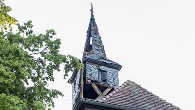 Blitzeinschlag in Nikolauskapelle - Kirchturm einsturzgef?hrdet-stock-foto