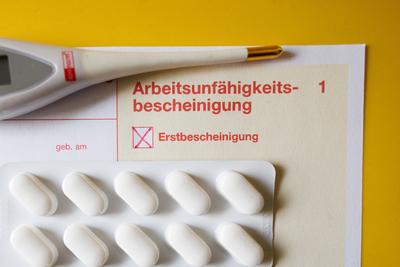 Arbeitsunf?higkeitsbescheinigung Symbolbilder Eine Nahaufnahme einer Arbeitsunf?higkeitsbescheinigung am 02.02.24 in D?s-stock-foto