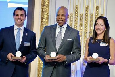 Nyc mayor adams rings nyse opening bell with fifa ny/nj host committee.-stock-foto