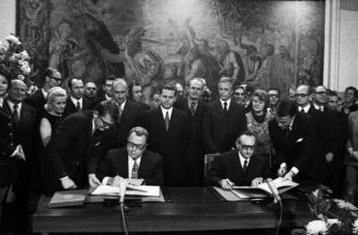 Unterzeichnung Grundlagenvertrag BRD-DDR 1972 DEU, Deutschland, Bonn: Im Palais Schaumburg im Gobelinsaal wurde am 8.11-stock-foto