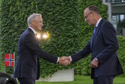 GER, Berlin, Bildtermin bei der Begrue?ung des Ministerpraesidenten des Koenigreichs Norwegen, Jonas Gahr St?re, durch Bundeskanzler Merz ohne militaerischen Ehren, 21.07.2025-stock-foto