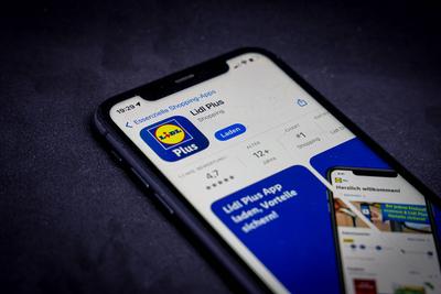 Apple App Store auf einem iPhone. Essenzielle Shopping Apps. Lidl Plus. // 19.04.2025 *** Apple App Store on an iPhone E-stock-foto