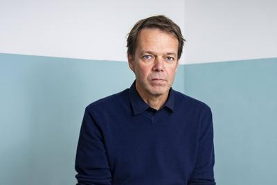 Regisseur Hans Christian Schmid posiert fuer ein Bild in der R?umen der 23/5 Filmproduktion in Berlin am 18. Oktober 202-stock-foto