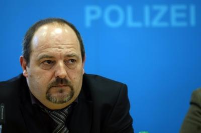 Bildnummer: 54877213  Datum: 28.01.2011  Copyright: imago/Reichwein28.01.2011, M?nchengladbach, Pressekonferenz der Polizei M?nchengladbach zum Fall Mirco. Ingo Thiel (Leiter SOKO MIRCO) Gesellschaft GER Kriminalit?t Verbrechen Kind vermisst Sexualverbrechen People Portr?t kbdig xub 2011 quer Bildnummer 54877213 Date 28 01 2011 Copyright Imago Reichwein 28 01 2011 Moenchengladbach Press conference the Police Moenchengladbach to Case Mirco Ingo Thiel Leader SoKo Mirco Society ger Crime Crime Child missing Sexual crimes Celebrities Portrait Kbdig  2011 horizontal-stock-foto